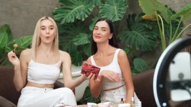 Yeşil bitki üzerine doğal güzellik ve kozmetik dersi yapan iki güzel içerik yaratıcısı bahçe videosunu terk ediyor. Güzellik blogcusu sosyal medyum izleyicilere güzellik hizmetinin nasıl uygulanacağını gösteriyor. Blithe