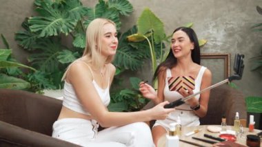 Yeşil bitki üzerine doğal güzellik ve kozmetik dersi yapan iki güzel içerik yaratıcısı bahçe videosunu terk ediyor. Güzellik blogcusu sosyal medyum izleyicilere güzellik hizmetinin nasıl uygulanacağını gösteriyor. Blithe