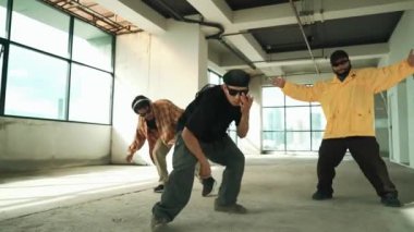 Çok kültürlü dansçılar sokak dansı yapıyor ve hip-hop müziğine geçiyorlar. Profesyonel hipster grubu gökyüzü kavgacı görünümlü bir binada serbest stil müzik eşliğinde dans ediyor. Açık hava sporu 2024 hiphop..