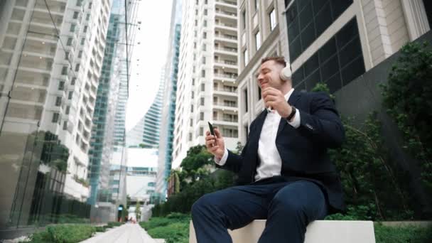 Homem Negócios Caucasiano Ouvindo Música Relaxante Enquanto Segura Telefone Celular — Vídeo de Stock
