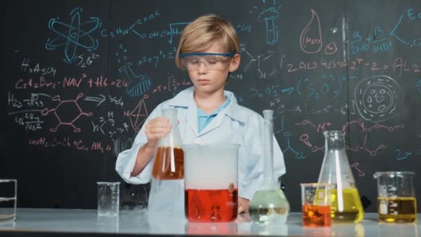 Okos Fiú Ellenőrizze Kevert Kémiai Folyadékot Laboratóriumi Főzőpohárban Miközben Tartja — Stock videók