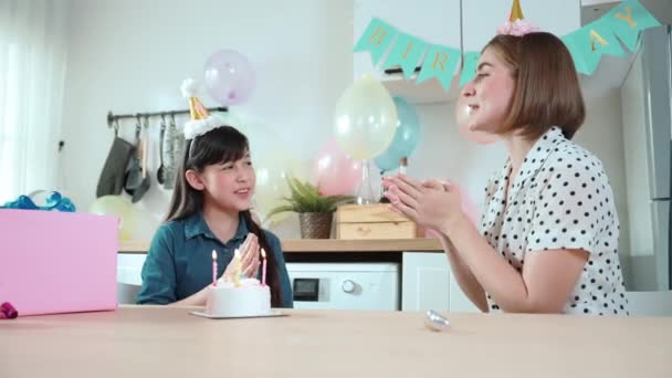 Energiczna Córka Matka Śpiewają Piosenkę Urodzinową Klaskając Razem Rękę Przy — Wideo stockowe
