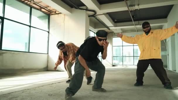 Multikulturális Táncos Utcai Táncot Gyakorol Hip Hop Zenére Váltott Profi — Stock videók