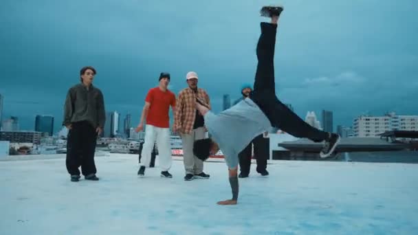 Professional Hipster Doing Freeze Pose While Moving Footstep Music Rooftop — Stock Video