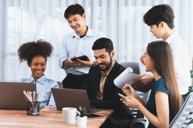 Mutlu iş adamları birlikte çalışır, şirket ofisinde tartışırlar. Profesyonel ve çeşitlilik takım çalışması iş planını bilgisayarda tartışır. Modern çok kültürlü ofis çalışanı. Uyum