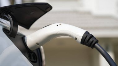 Elektrikli taşıt teknolojisi konut alanı ya da EV akü şarjı için ev şarj istasyonu olarak kullanılır. Gelecekteki çevre için temiz ve sürdürülebilir enerji ile çevre dostu ulaşım. Eşzamanlama