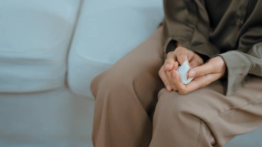 Depresyon ya da keder nedeniyle psikolog muayenehanesinde ruh sağlığı tedavisi gören üzgün bir kadın. Hayal kırıklığına uğramış genç bir kadın klinikteki duygular hakkında Vivancy psikoloğuyla konuşuyor.