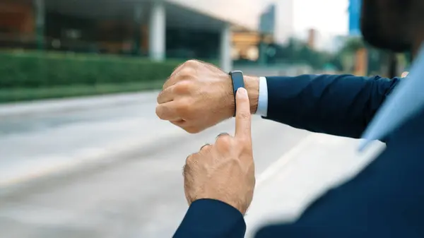 Zbliżenie Profesjonalnego Biznesmena Ręka Pokazać Inteligentny Zegarek Wskazując Czas Profesjonalny — Zdjęcie stockowe