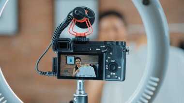 Arka görünüm, kamera ekranında kadın nüfuzunu gizler. Video görüntüleme, video görüntüleme, giysi, sosyal medya ya da blog. Canlı yayın için canlı stüdyo ışıklandırması olan kız canlı yayın pazarlama kaydı