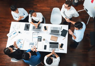 Üst düzey ofis çalışanları stratejik iş pazarlama toplantısı üzerine anlaşma yaptıktan sonra el sıkışıyor. Takım çalışması ve olumlu tutum verimli ve destekleyici bir iş yeri yaratır. Tedbirli
