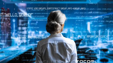 Üst düzey kadın programcı yapay zeka güdümlü pazarlama çözümleri için LISP Açık Robot Hologramı aracılığıyla yazılım analiz ediliyor.