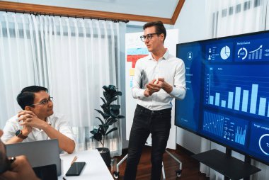 Ofiste sunum ya da analist ekibiyle toplantı odasında mali verileri analiz etmek için BI Fintech 'i kullanmak. İş adamları stratejik planlama için TV ekranında BI gösterge panelini inceliyor.