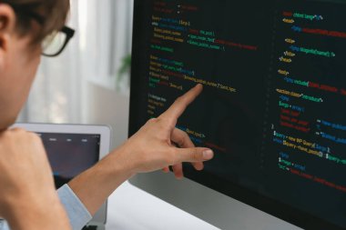 IT geliştiricisi, yeni kod programları güncelleme sürüm yazılım genel sistem projesinin dizüstü bilgisayarı ile karşılaştırma üzerine çevrimiçi yazılım geliştirme bilgisini nokta nokta seçiyor. Bireysel.