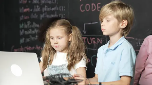 Menina Inteligente Usando Código Engenharia Programação Laptop Com Diversos Amigos — Fotografia de Stock