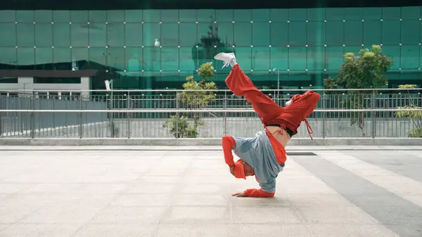 Geschoolde Danser Beweegt Energieke Voetstap Tijdens Het Uitvoeren Van Straatdans — Stockfoto