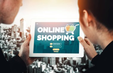 Çevrimiçi alışveriş ve İnternet Para Ödeme İşlem Teknolojisi. Modern grafik arayüzü, müşterilerin internet sitesinden ürün alıp online transferle ödeme yapacakları e-ticaret perakende mağazasını gösteriyor. uds