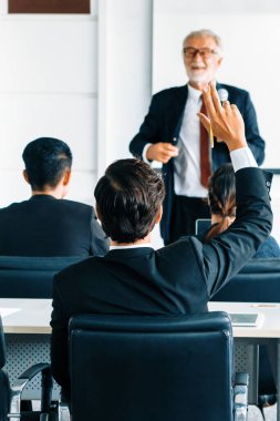 Kıdemli lider eğitim atölyesinde veya konferansta halk dinleyicilerine hitap eder. Olgun konuşmacı, sempozyum organizasyonunun CEO 'su. Uluslararası iş semineri konsepti. uds