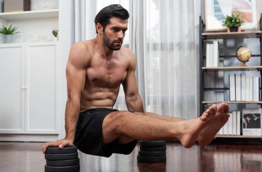 Atletik vücut ve aktif sporcu sağlıklı vücut egzersizi konsepti olarak Gaiety Home 'da kas geliştirme kazancını hedeflemek için kendini kaldırıyor. Spor salonunda vücut geliştirici..