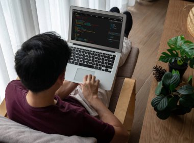Model uygulama ve program kodlaması için bilgisayar ekranında yazılım geliştirme programlama