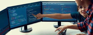 Genç profesyonel web sitesi geliştiricisi ve kooperatif bilgisayar mühendisi ekip modern toplantı odasında program yazma ve kodlama fikri üzerinde kafa yoruyor ve paylaşıyorlar. Takım çalışması konsepti. - Yakın çekim. Filizlenen.