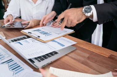 Ofis masasındaki finansal veri raporlarını analiz eden çeşitli bir grup iş analisti. Stratejik pazarlama planlaması için iş istihbarat analizine göre grafikler ve grafikler.