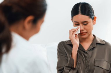 Ruh sağlığı için psikolog, depresyon ya da yaşam başarısızlığından sonra keder tedavisi gören üzgün bir kadın. Hayal kırıklığına uğramış genç bir kadın ofisteki duygular hakkında bir psikologla konuşuyor.