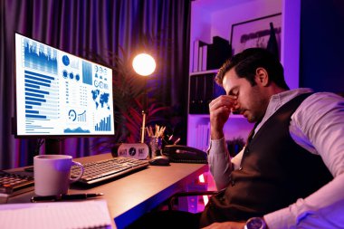 Akıllı iş adamının bitmemiş ürün satış kanalı raporuyla başı dertte. Gece geç saatlerde mor neon ışıklı odada çalışarak uzun süre analiz edilen pazar verileri kavramı. Tahmin et..