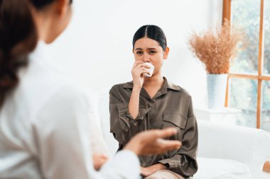 Ruh sağlığı için psikolog, depresyon ya da yaşam başarısızlığından sonra keder tedavisi gören üzgün bir kadın. Hayal kırıklığına uğramış genç bir kadın klinikteki duygular hakkında bir psikologla konuşuyor.