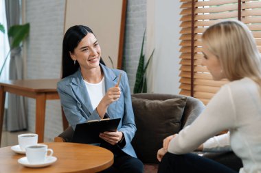 Psikolojik konsültasyon zihinsel problemde iyileşme kaydediyor. Terapi seansında mutlu genç bayan hasta iyileşiyor. Psikiyatrist de akıl hastalığı teşhisi koyuyor. Blithe