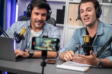 Akıllı telefondan canlı yayın yapan yaratıcı yayın kanalı olumlu podcast 'te. Listedeki özel konuk dinleyicilere tavsiye veren, kulaklık takan, stüdyodaki mikrofon kayıtlarını kullanan özel bir konuk yazar. Satılabilir.