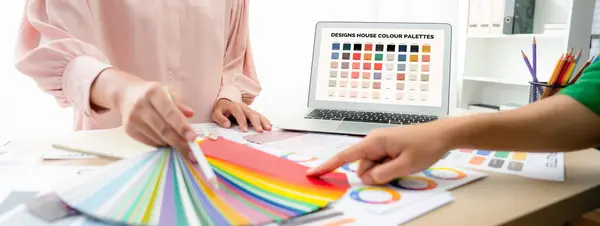 Przycięte Obrazy Profesjonalnych Projektantów Wnętrz Wybrać Odpowiedni Kolor Palety Kolorów — Zdjęcie stockowe