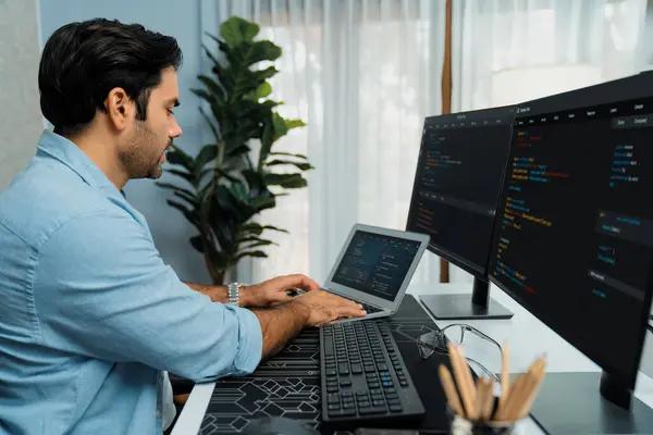 Intelligente Entwickler Arbeiten Software Entwicklung Codierung Auf Laptop Die Schaffung — Stockfoto