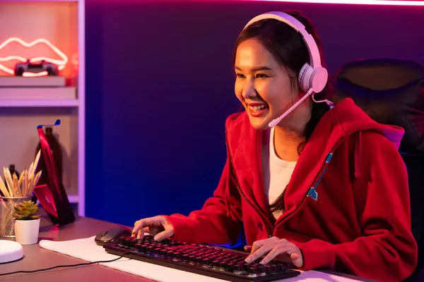 Anfitrión Canal Sonriente Hermosa Chica Asiática Streamer Jugando Juego Línea —  Fotos de Stock