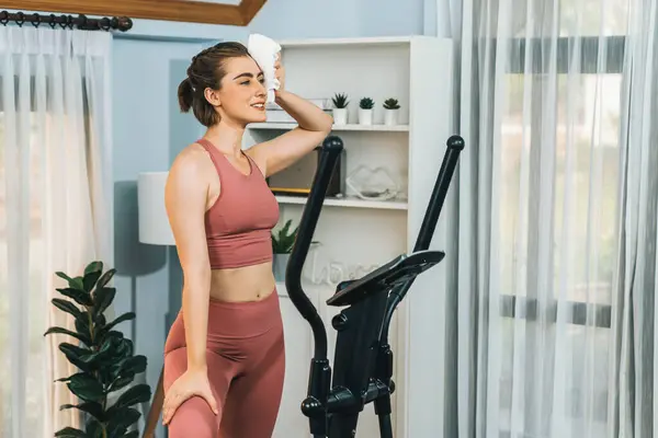 Atletische Sportieve Vrouw Draait Elliptische Loopmachine Tijdens Lichaamsbeweging Thuis Sessie — Stockfoto