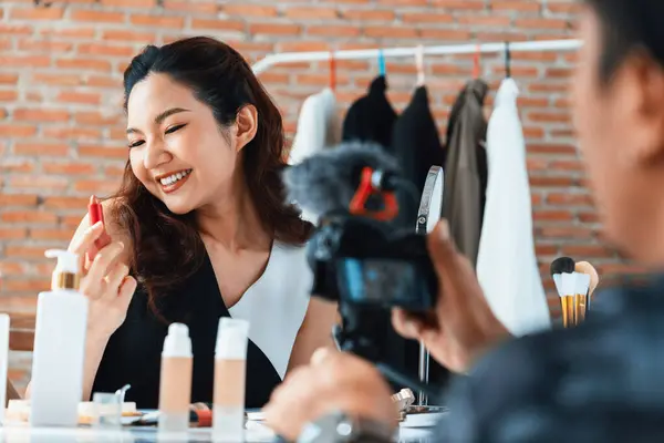 Asian Woman Influencer Střílet Live Streaming Vlog Video Recenze Make — Stock fotografie