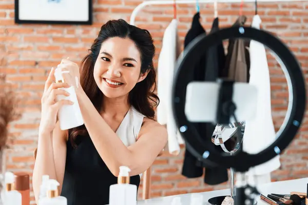 Asiatisk Kvinne Influencer Skyte Live Streaming Vlog Video Gjennomgang Makeup – stockfoto