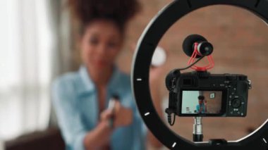 Kamera görüntüsü, kadın nüfuzlu kaydedici canlı yayın video görüntüsü, makyaj, sosyal medya ya da blog. Çevrimiçi pazarlama yayını için kozmetik stüdyo ışıklandırması olan kız.