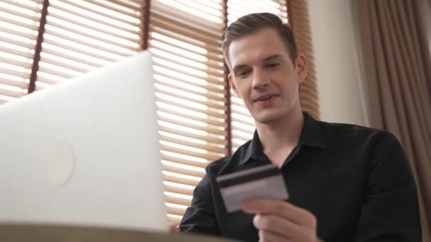 Młody Człowiek Korzystający Laptopa Kartą Kredytową Bankowości Internetowej Zakupów Online — Wideo stockowe