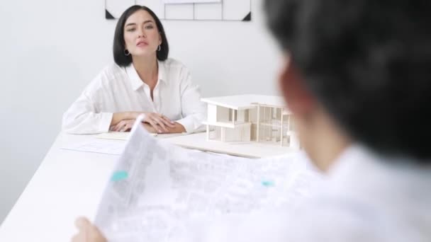 Skicklig Ung Vacker Arkitekt Ingenjör Diskutera Med Kooperativ Stilig Medarbetare — Stockvideo