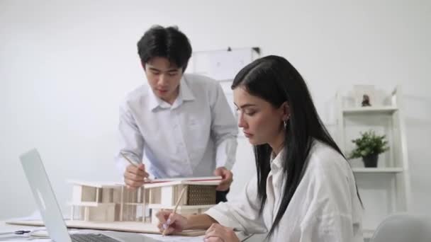 Счастливая Команда Профессиональных Архитекторов Работает Вместе Используя Данные Анализа Ноутбука — стоковое видео