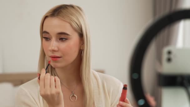 为社交媒体制作美容和化妆品视频内容的年轻女性 美容美发博客使用相机和光环 同时向观众或追随者展示如何使用液体口红 — 图库视频影像