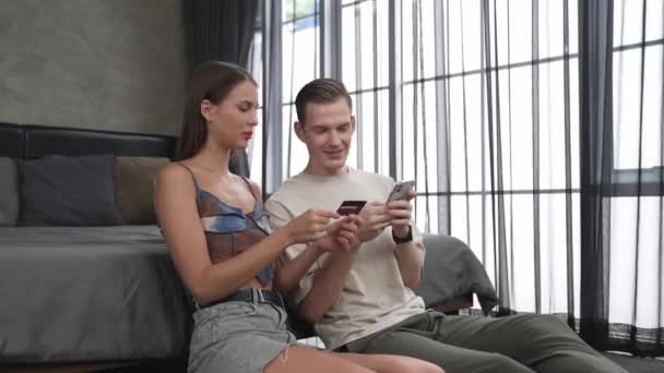 Genç Çift Kredi Kartıyla Ödemek Için Internet Üzerinden Ödeme Uygulaması — Stok video