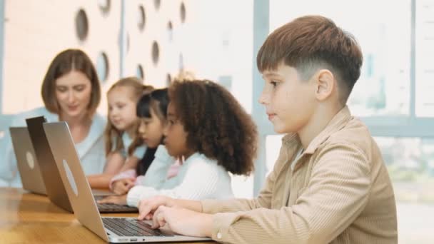Хлопчик Грає Ноутбуці Навчальним Посібником Мультикультурного Друга Технологічному Класі Stem — стокове відео