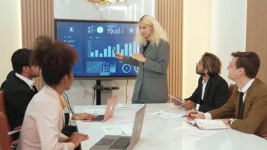 Ofisteki sunum ya da analist ekibiyle süs toplantı odasında mali verileri analiz etmek için BI Fintech 'i kullanın. İş adamları stratejik planlama için TV ekranında BI gösterge panelini analiz ediyor