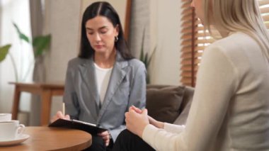 Psikolojik akıl sağlığı danışmanlığı ya da terapi seansındaki genç ve profesyonel bir hastadan akıl hastalığı teşhisi koyarken yardım istemek. Zihinsel tedavi seansı. Blithe