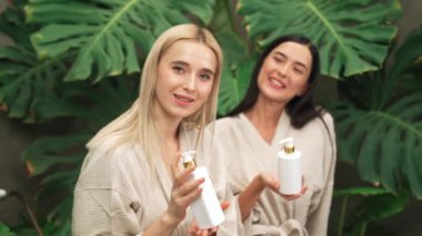 Modern otelde küveti olan tropikal ve egzotik bir spa bahçesi mi yoksa elinde bornozla gezen iki kadın mı yeşil yapraklı, boş zamanların tadını çıkarıyor? Blithe