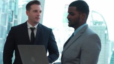 Şehir manzaralı süs ofisi, işletme fakültesi veya kurumsal danışman iş ortaklığı işbirliği için imzalanan anlaşmadan sonra tokalaşma veya tokalaşma ile selamlama