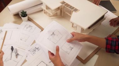 Müşteri denetimi ile yavaş çekim iç mimar taslağı hazırlamak ve ev dekorasyonunu müşteri talebine göre düzenlemek. Mimari müşteri hizmetleri. Filizlenen