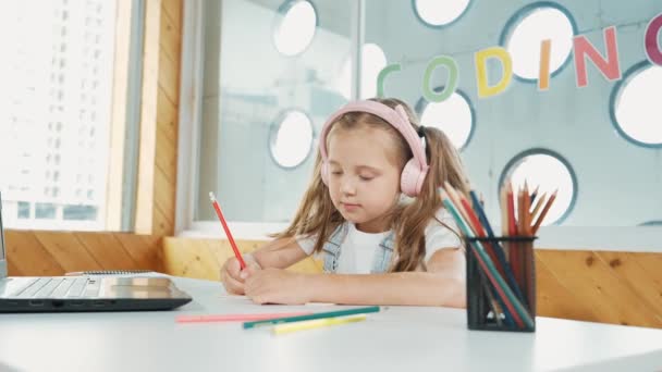 Aranyos Lány Csinál Osztály Vagy Online Tanulás Közben Hallgatni Tanár — Stock videók