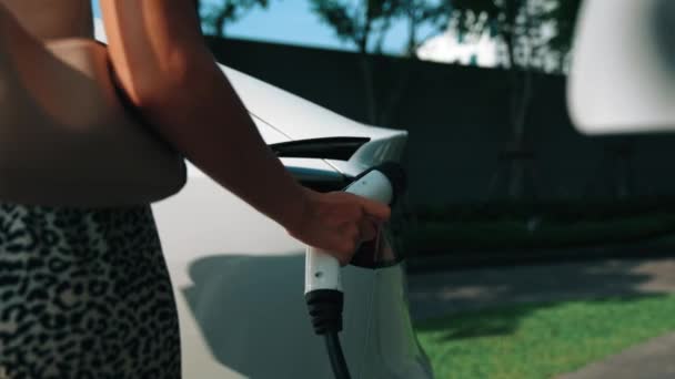 Rallentatore Donna Viaggiare Con Ricarica Auto Elettrica Verde Sostenibile Parco — Video Stock